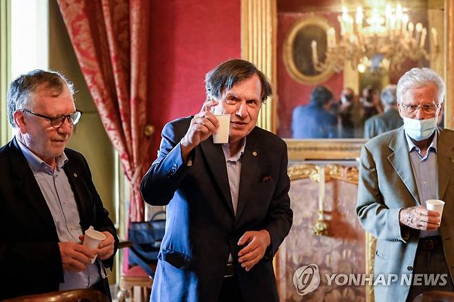 (로마 AFP=연합뉴스) 5일(현지시간) 노벨 물리학상 공동 수상자로 선정된 조르조 파리시 로마 라사피엔차대 교수가 스파클링 와인으로 수상을 자축하고 있다. 2021.10.5. photo@yna.co.kr