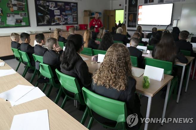 (맨체스터=AP) 마스크 벗어던진 영국 잉글랜드 학교. 2021.9.3 [AP 연합뉴스 자료사진]