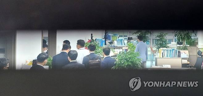 정점식 의원 사무실 압수수색 하는 공수처 (서울=연합뉴스) 안정원 기자 = '고발사주 의혹'을 수사 중인 고위공직자범죄수사처(공수처) 수사관 등이 6일 서울 여의도 국회 의원회관 내 국민의힘 정점식 의원 사무실을 압수수색 하고 있다. 2021.10.6 [국회사진기자단] jeong@yna.co.kr