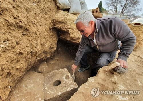 (예루살렘 AFP=연합뉴스) 이스라엘 문화재청은 5일(현지시간) 2천700년 전 화장실 추정 유적이 발견됐다고 밝혔다. 2021.10.5 photo@yna.co.kr