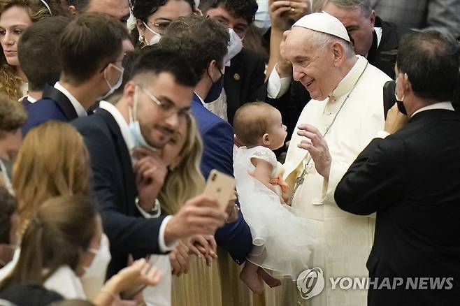 신자들과 인사하는 프란치스코 교황 (바티칸 AP=연합뉴스) 프란치스코 교황이 6일(현지시간) 수요 일반알현에 참석한 신자들과 인사를 나누고 있다. 2021.10.6. pohoto@yna.co.kr