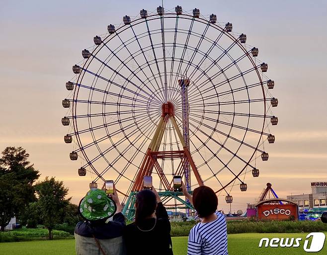 해가 지기 시작하면, 관광객들이 일제히 카메라를 들이대기 시작한다© 뉴스1