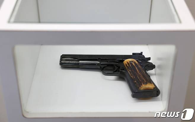 5일(현지시간) 캘리포니아 새크라멘토에서 열린 경매에 갱단 두목 알 카포네가 가장 좋아한 총으로 알려진 콜트 45구경 자동권총이 올라왔다. © 로이터=뉴스1 © News1 금준혁 기자