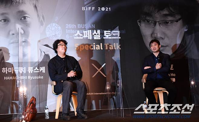 제26회 부산국제영화제 하마구치 류스케X봉준호 감독의 스페셜 대담이 7일 오후 부산 영화의 전당 중극장에서 열렸다. 봉준호, 하마구치 류스케 감독이 인터뷰를 하고 있다. 부산=박재만 기자 pjm@sportschosun.com/2021.10.07/