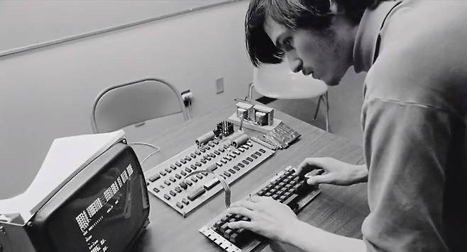 애플이 지난 5일(현지시각) 공개한 스티브 잡스 10주기 추모 영상에 나온 생전 잡스의 모습. /애플