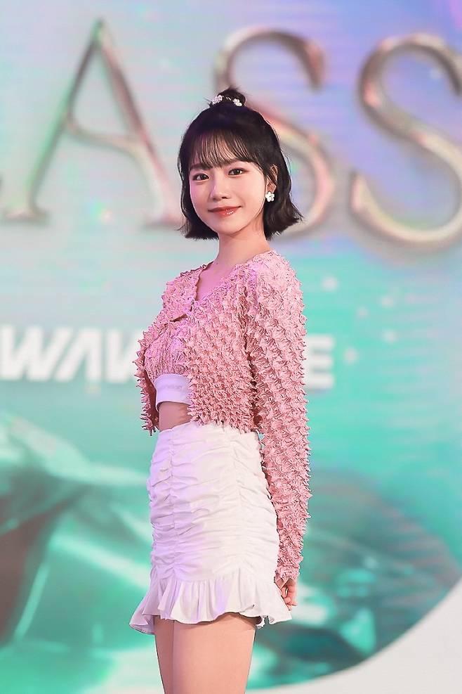 7일 아이즈원 메인보컬 출신 조유리가 첫 싱글 GLASSY(글래시)와 함께 솔로 뮤지션으로 데뷔했다. (사진=웨이크원 제공)