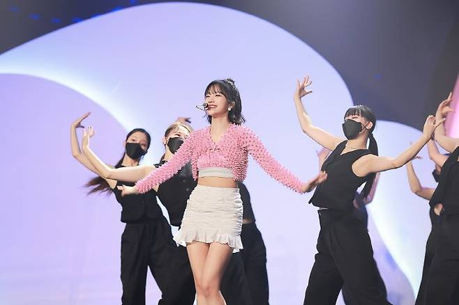 7일 아이즈원 메인보컬 출신 조유리가 첫 싱글 GLASSY(글래시)와 함께 솔로 뮤지션으로 데뷔했다. (사진=웨이크원 제공)