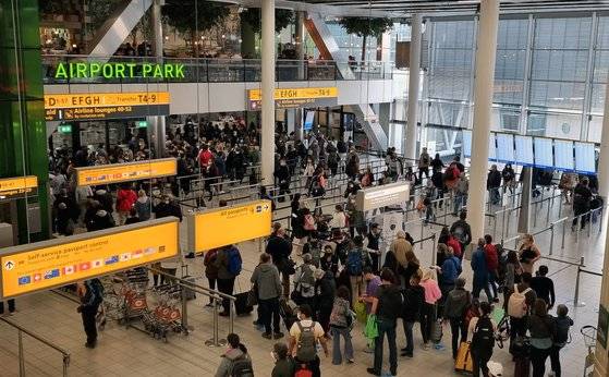 10월 1일 네덜란드 암스테르담 공항의 분주한 모습. 백종현 기자