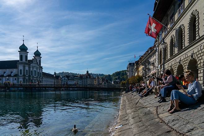 루체른 로이스 강변의 청춘들. 코로나 인증 과정이 필요한 실내보다 노천 카페나 강변에서 여유를 즐기는 사람이 더 많이 보였다. 백종현 기자