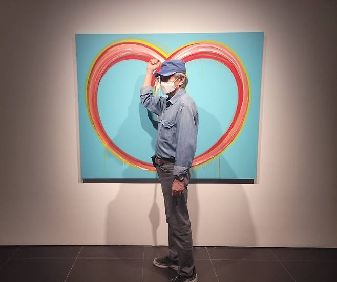 Lee Kun-yong demonstrates how he creates “Body Scape” paintings. (Park Yuna/The Korea Herald)