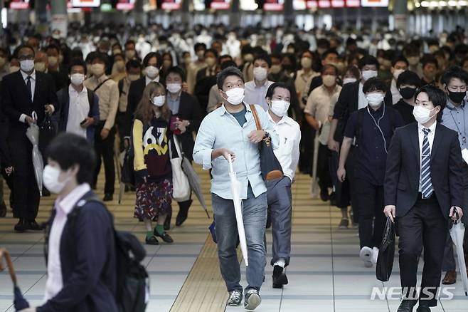 [도쿄=AP/뉴시스] 이달 1일 일본 도쿄에서 마스크를 쓴 출근길 시민들이 시나가와역 통로를 걷고 있다. 일본 정부는 코로나19 확산 방지를 위해 수도 도쿄도 등에 발령했던 긴급사태와 중점조치를 이날 해제하고 '위드 코로나'로 방역 체계를 전환했다. 2021.10.07.