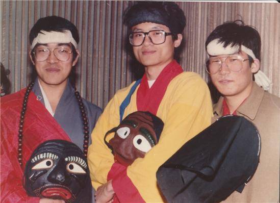 ▲88년 10월 송파산대놀이 공연 사진 3 – 공연 전 저마다 탈과 의상을 갖추고 자세를 취한 88학번 회장 김영석, 채경목, 이영묵의 느긋하고 흐뭇한 표정이 그전 공연에서의 두려움이나 긴장감은 찾아볼 수 없다. ⓒ마승락