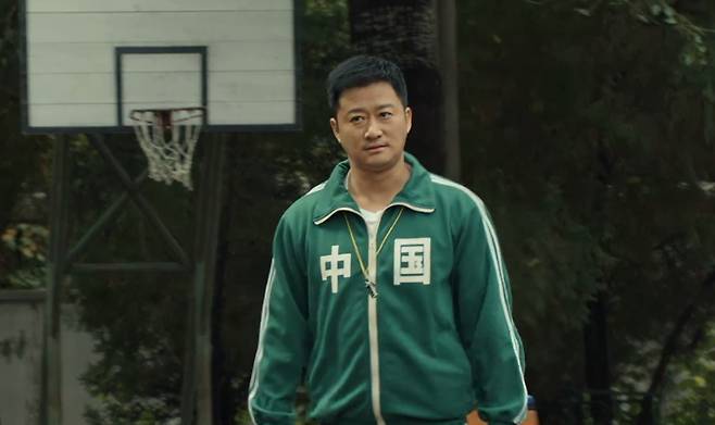 2019년 개봉한 중국 영화에서 초록색 운동복을 입고 열연한 중국 배우 우징