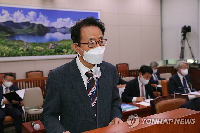 김성곤 재외동포재단 이사장 (서울=연합뉴스) 안정원 기자 = 김성곤 재외동포재단 이사장이 지난 1일 오후 국회 외교통일위원회의 외교부·한국국제협력단·한국국제교류재단·재외동포재단 등에 대한 국정감사에서 인사말을 하고 있는 모습. [국회사진기자단]