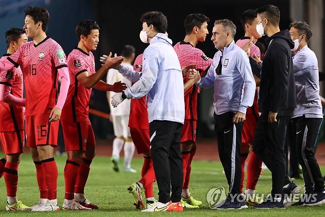 선수들 격려하는 벤투 감독 (안산=연합뉴스) 류영석 기자 = 7일 오후 경기도 안산 와스타디움에서 열린 2022 카타르월드컵 아시아최종예선 A조 3차전 대한민국 대 시리아의 경기.
    파울루 벤투 감독이 2대1로 승리한 뒤 선수들을 격려하고 있다. 2021.10.7 ondol@yna.co.kr