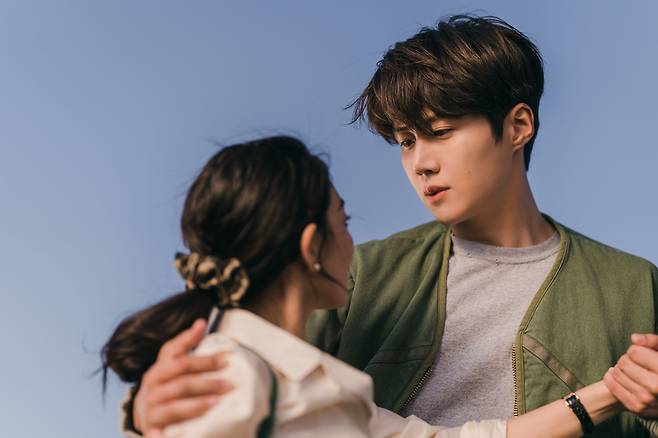 드라마 '갯마을 차차차'에서 홍반장 역을 맡은 김선호(오른쪽)와 신민아./tvN