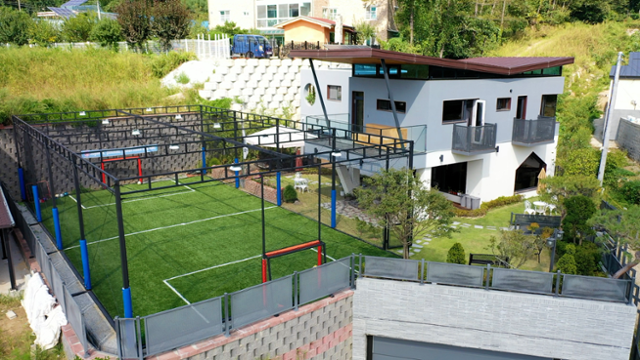 경기 남양주 단독주택 'H. 스타디움' 전경. 지하주차장에 차를 대고 계단을 오르면 지상 2층 규모의 집이 나온다. 한국일보 영상팀