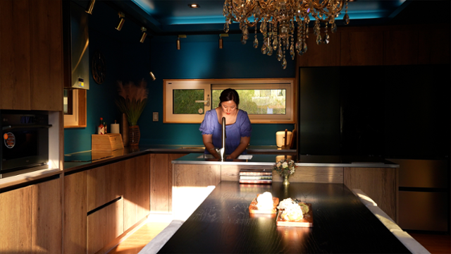 주방의 벽면은 저녁에 '바' 같은 분위기를 냈으면 좋겠다는 생각에 짙은 청록색으로 칠했다. 공간의 색을 쉽게 바꾸기 위해 벽지 대신 도장(塗裝)을 택했다. 한국일보 영상팀