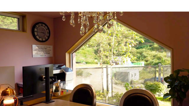 1층 서재의 박공 지붕 모양 창. 서재의 벽면은 안정감을 느끼도록 톤 다운된 핑크색으로 칠했다. 한국일보 영상팀