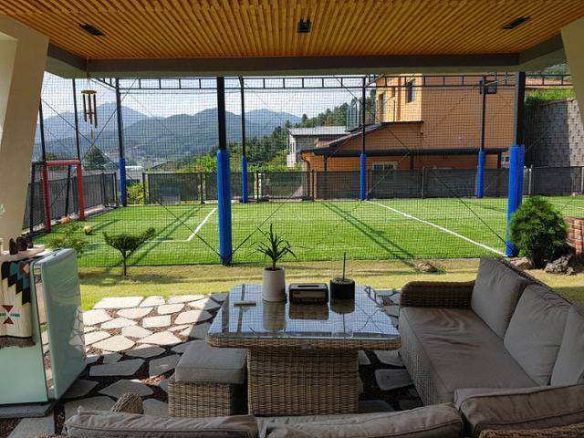 집에서 사람이 가장 많이 머무르는 공간인 1층의 필로티. 라탄 가구를 배치해 동남아 휴양지 분위기를 내고자 했다. 송옥진 기자