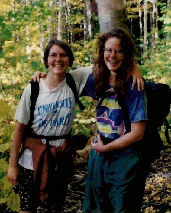 1996년 미국 동부 버지니아주 셰넌도어 국립공원에 캠핑을 갔다가 참변을 당한 줄리앤 윌리엄스(왼쪽)와 로라 위넌스. 미국 연방수사국(FBI) 홈페이지 캡처