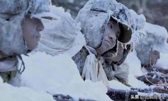 영화 '장진호'의 마지막 장면. 1950년 11월 27일 중국 9병단 27군이 미군의 퇴각을 저지하기 위해 고지를 지키다 동사하는 모습이 담겼다. [웨이보 캡쳐]
