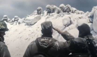 동사한 중국군을 발견한 미군이 이들을 향해 경례하는 영화 '장진호'의 한 장면. [더우인 캡쳐]