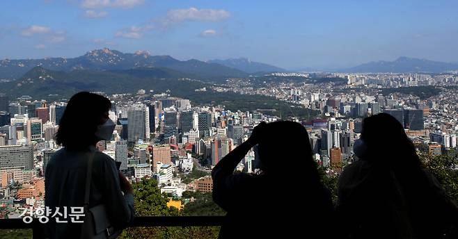 강원 강릉의 A여고 3학년 1반 동창생인 장호진씨와 김영빈씨(이상 가명), 김현주씨(왼쪽부터)가 지난달 12일 서울 남산공원에서 시내를 내려다보며 대화하고 있다. 졸업한 뒤 처음으로 한자리에 모인 ‘강릉 소녀’들은 14년째로 접어든 서울살이의 기쁨과 슬픔을 함께 되돌아봤다. 김창길 기자