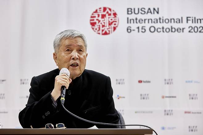 Im Kwon-taek speaks during a press conference at the theater in the Centum Campus of Dongseo University in Busan on Thursday. (BIFF)