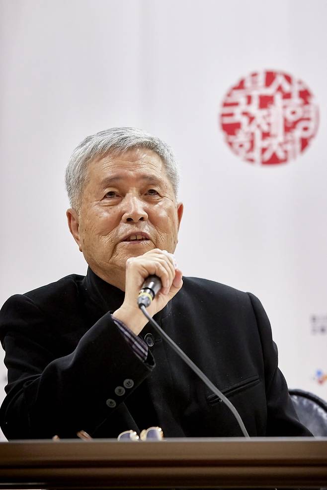 Im Kwon-taek speaks during a press conference at the theater in the Centum Campus of Dongseo University in Busan on Thursday. (BIFF)