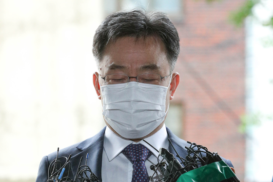 Kim Man-bae, owner of Hwacheon Daeyu - a company suspected of receiving political favors and reaping outsized profits from a development project in Seongnam, Gyeonggi through an alleged connection with Gyeonggi Governor Lee Jae-myung -- reports to the Yongsan Police Precinct in central Seoul for questioning on Monday. [NEWS1]