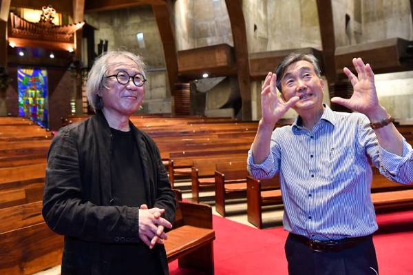 스승인 김수근 선생과 함께 경동교회를 설계한 승효상(왼쪽) 이로재 대표가 지난달 27일 경동교회 예배당에서 담임인 채수일 목사와 교회 건축을 이야기하고 있다.
