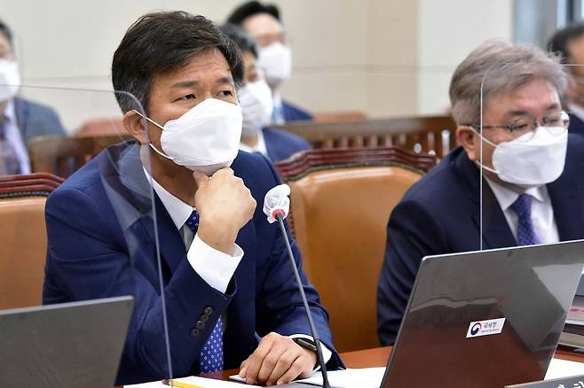 8일 국회에서 열린 기획재정위원회의 국세청 등에 대한 국정감사에서 김대지 국세청장이 의원 질의를 받고 있다. / 사진제공=뉴시스