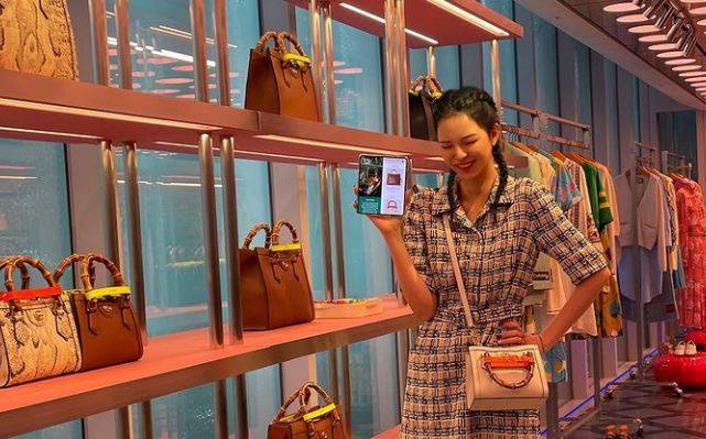 구찌 가옥에 방문한 로지. [로지 인스타그램 캡처]