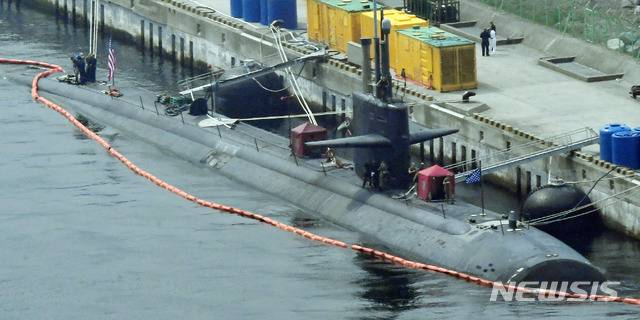 [부산=뉴시스] 하경민 기자 = 미 해군의 로스앤젤레스급 핵추진 잠수함 '오클라호마시티'(6900t급)가 지난 2019년 7월28일 부산 남구 해군작전사령부 부산기지에 정박한 모습. 2019.07.28.. yulnetphoto@newsis.com *사진은 기사 내용과 관련 없음