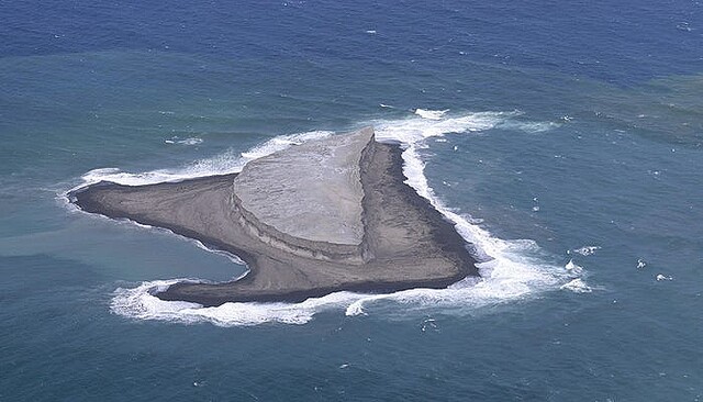 日 해저화산 대폭발로 ‘새로 생긴 섬’ 두 달 만에 절반 크기로
