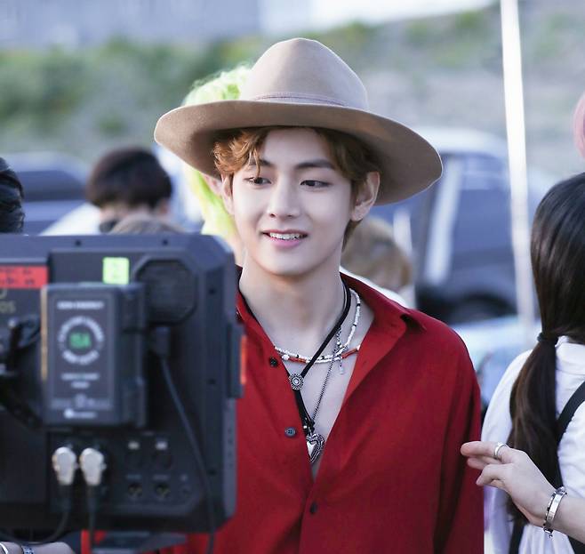 김태형 스치면 품절..방탄소년단 뷔 의상→액세서리 연이은 품절 '품절킹'