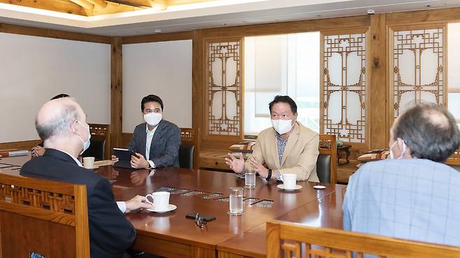 최태원(오른쪽 두번째) SK그룹 회장이 6일 서울 종로구 SK서린빌딩에서 플러그파워 앤드류 J. 마시 CEO를 만나 수소 생태계 구축 등 협력 방안을 논의하고 있다./SK 제공