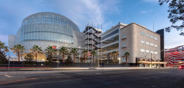 지난달 30일 개관한 미국 캘리포니아주 로스앤젤레스의 '아카데미 영화 박물관'은 회색 콘크리트 구에 유리를 살짝 얹은 듯한 형상이다. 아카데미 영화 박물관(Academy of Motion Pictures)
