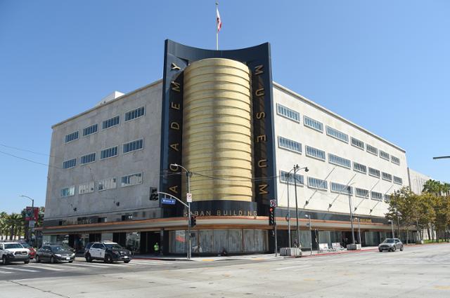 미국 캘리포니아주 로스앤젤레스의 '아카데미 영화 박물관'은 1939년에 지어진 옛 메이 컴퍼니 백화점 건물을 복원했다. 건물 외관 모서리에 박혀 있는 금빛 반원통이 인상적이다. 로스앤젤레스=AP 연합뉴스