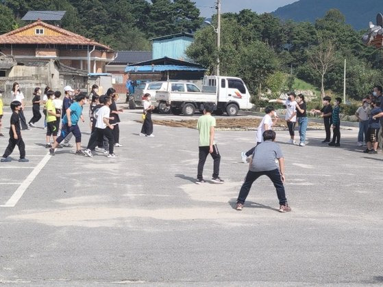 남원시 중앙초등학교 학생들이 농촌 마을에 와 '무궁화 꽃이 피었습니다' 놀이를 하고 있다. [사진 김성주]