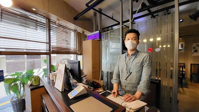 (Cheongdamgol_owner) Jang Woo-chang, owner of Cheongdamgol since 2005, poses during an interview with The Korea Herald on Sept. 30. (Kim Hae-yeon/ The Korea Herald)
