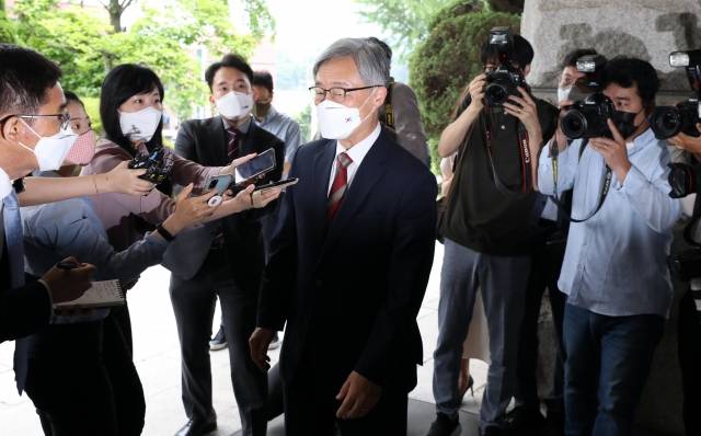 최재형 감사원장이 원장직 사퇴를 밝힌 지난 6월 28일 오전 서울 종로구 감사원에 출근하며 취재진 질문에 답한 뒤 돌아서는 모습. 뉴시스