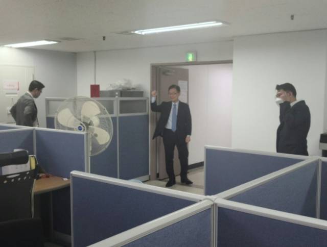 최재형 전 감사원장이 8일 예비경선 2차 컷오프 결과 발표 후 캠프 관계자들과 마지막 인사를 나누고 있는 모습. 최재형 블로그 캡처