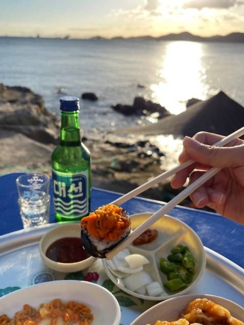 영도 해녀촌에서는 싱싱한 해산물을 부산 바다전망을 배경 삼아 맛 볼 수 있다. 성게알을 김밥 위에 얹어먹으면 그야말로 꿀맛이다.