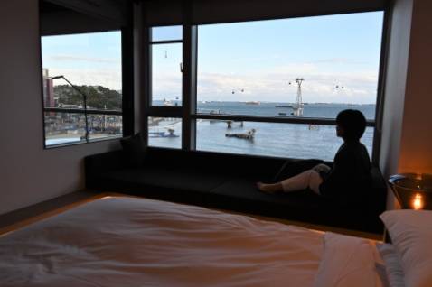 6층 스위트 룸의 침실. 거실 사이 공간도 통유리로 연결되어 더욱 경관이 시원하다.