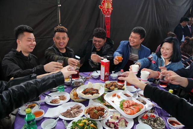 한 여성이 남성들 틈에서 건배를 하고 있다./사진=바이두