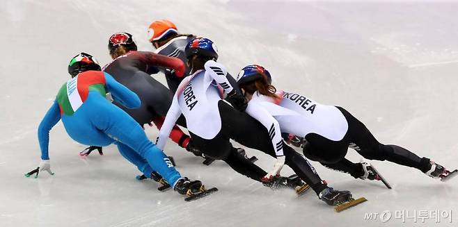 쇼트트랙 최민정(오른쪽)과 심석희(왼쪽)가  강원도 강릉 아이스아레나에서 열린 '2018 평창동계올림픽 쇼트트랙 여자 1,000m 결승'에서 미끄러져 넘어지고 있다. /사진=강릉(강원)=김창현 기자