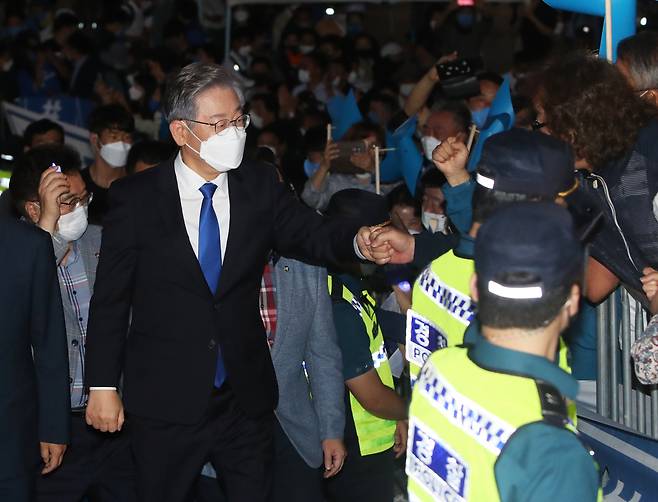 더불어민주당 이재명 대선 경선 후보가 9일 오후 경기도 수원시 영통구 수원컨벤션센터에서 열린 경기 합동연설회에서 결과 발표 후 행사장을 나서며 지지자들을 향해 인사하고 있다. [연합]