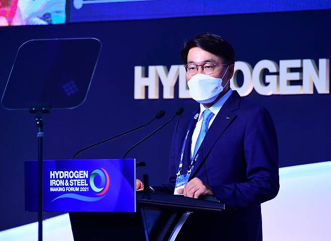 서울 삼성동 그랜드 인터콘티넨탈 파르나스에서 지난 6일 열린 '수소환원제철 국제포럼(HyIS: Hydrogen Iron & Steel making Forum 2021)' 개막식에서 최정우 포스코그룹 회장이 개회사를 하고 있다. 포스코 제공